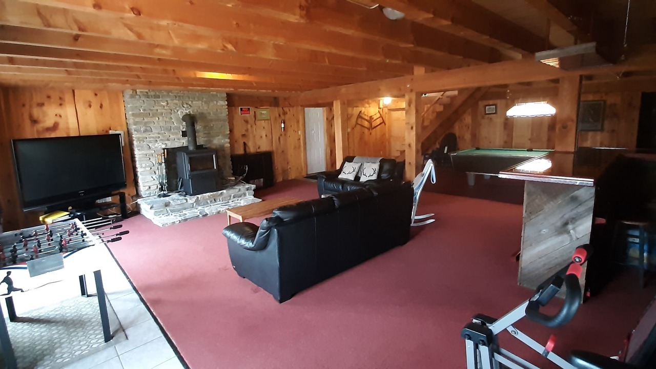 Photo of Livingroom in Front of Yonge