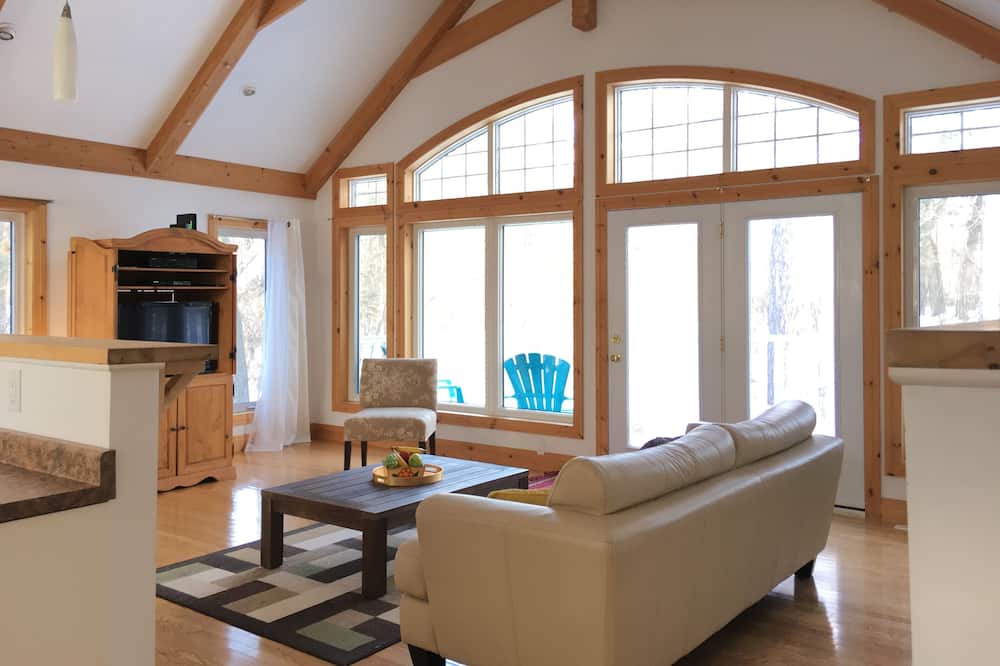Photo of Livingroom in Grand Bend