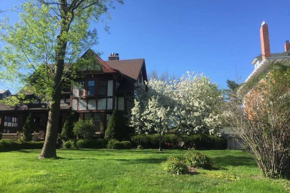 Photo of Outdoor in Merriam Park