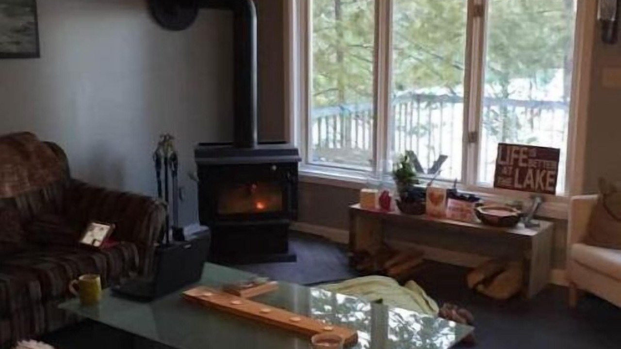 Photo of Livingroom in Central Frontenac