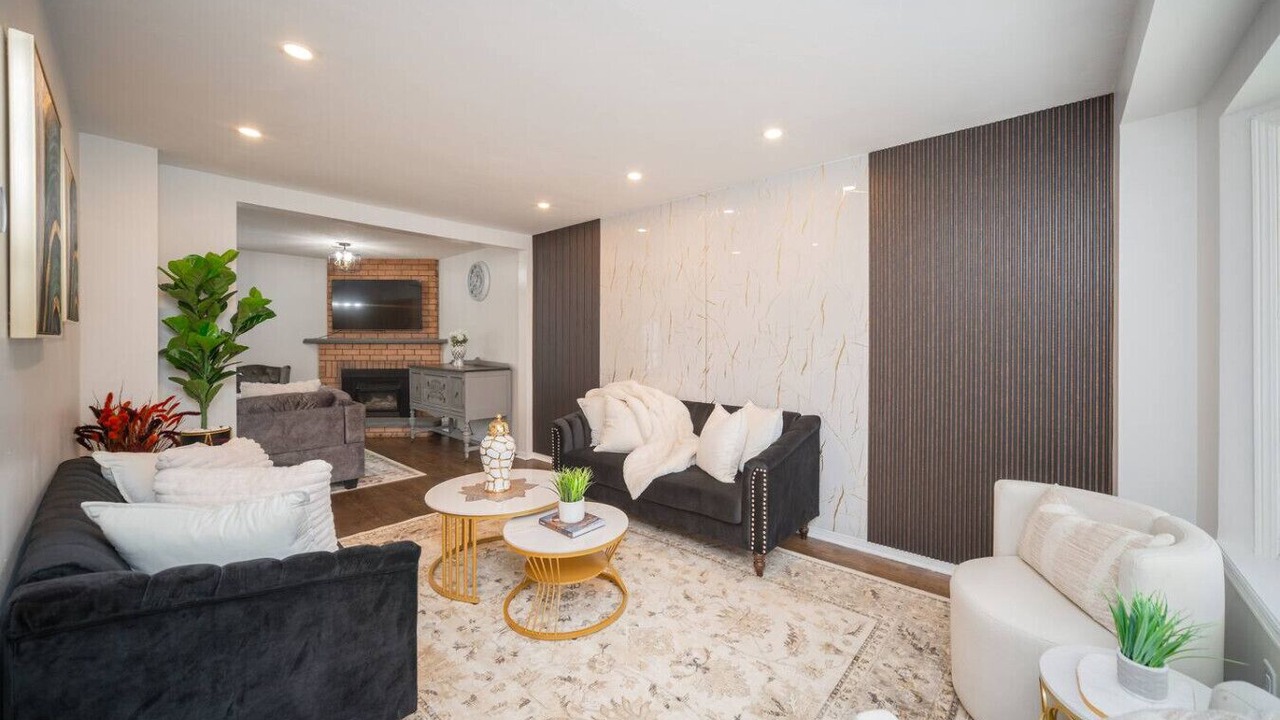Photo of Livingroom in East Credit