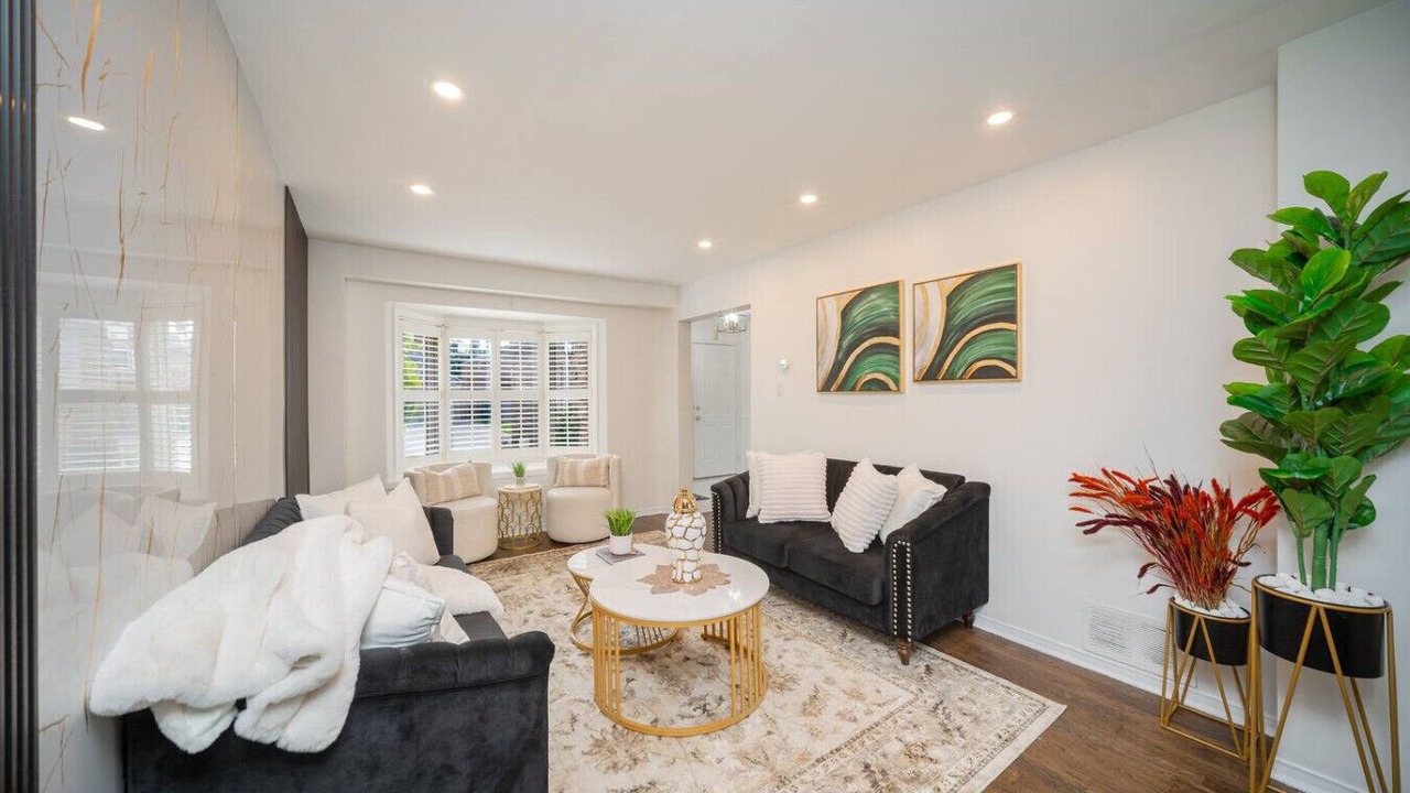 Photo of Livingroom in East Credit