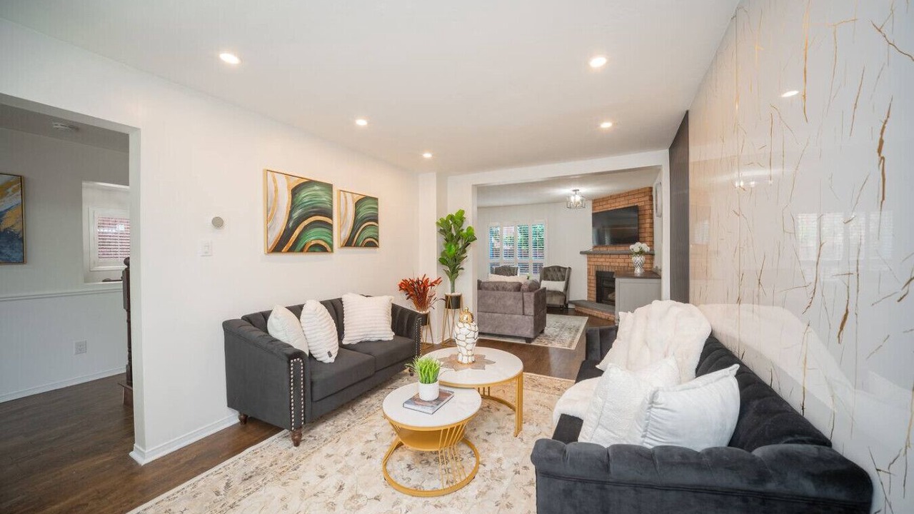 Photo of Livingroom in East Credit