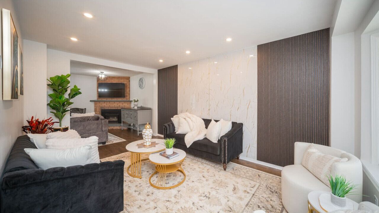 Photo of Livingroom in East Credit