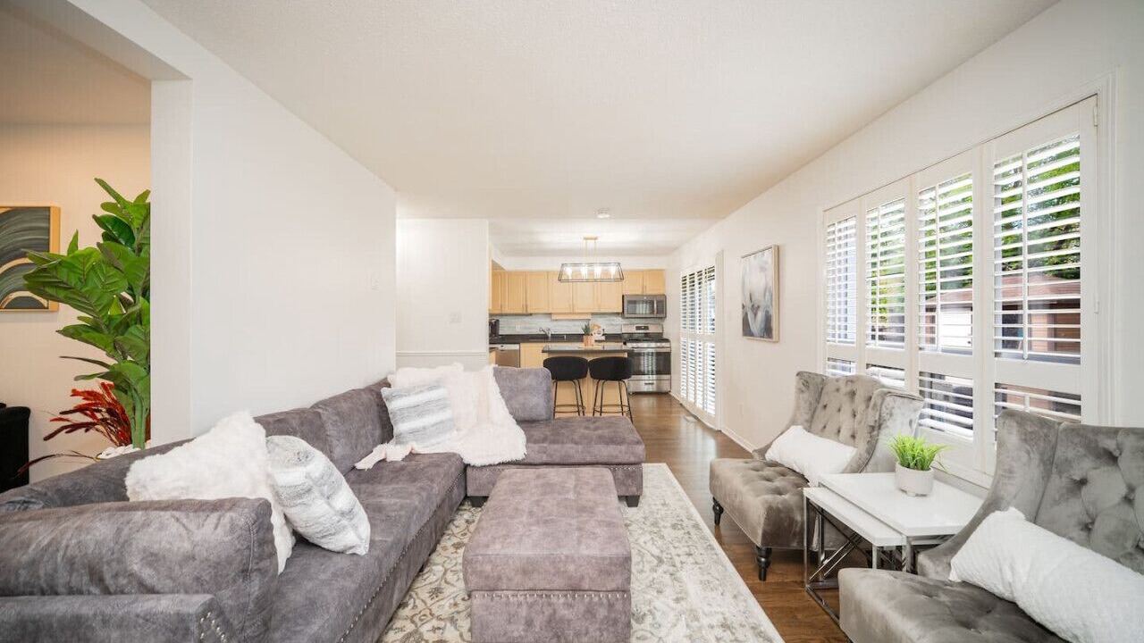 Photo of Livingroom in East Credit