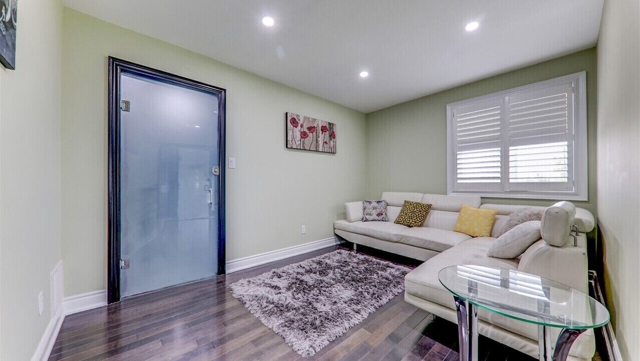 Photo of Livingroom in East Gwillimbury