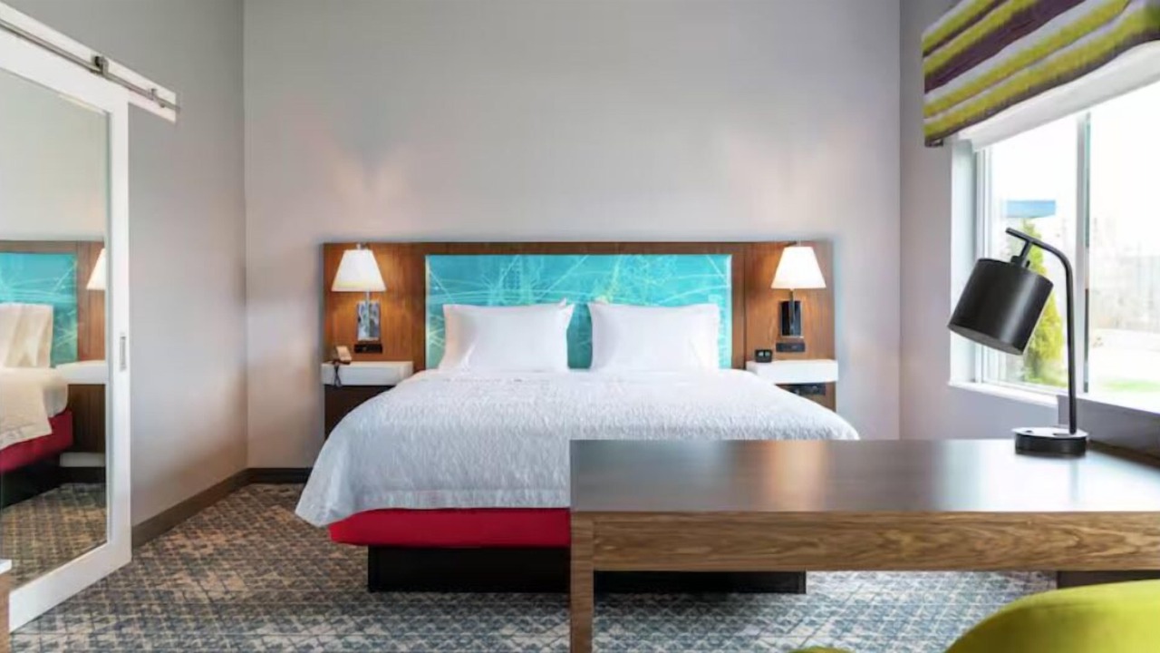 Photo of Bedroom in Mono