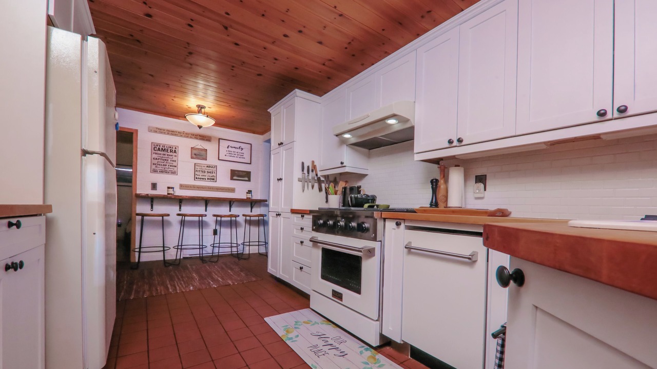 Photo of Kitchen in Dysart et al