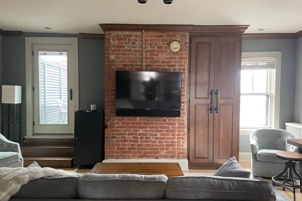 Photo of Livingroom in Summit - University