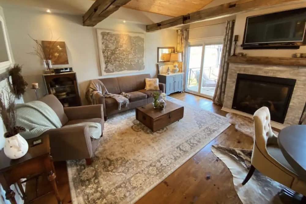 Photo of Livingroom in Campbellford