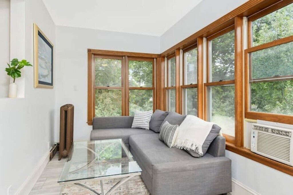 Photo of Livingroom in Summit - University
