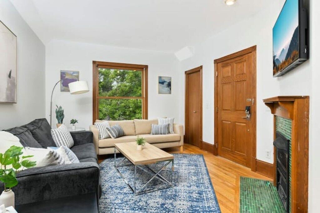Photo of Livingroom in Summit - University