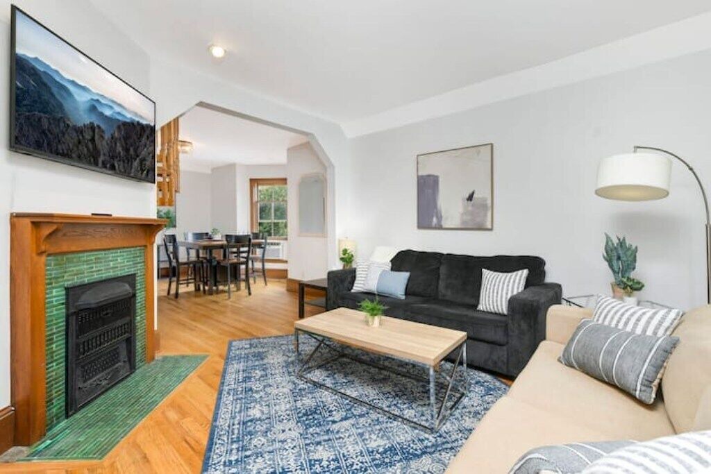 Photo of Livingroom in Summit - University