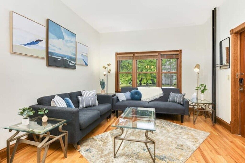 Photo of Livingroom in Summit - University