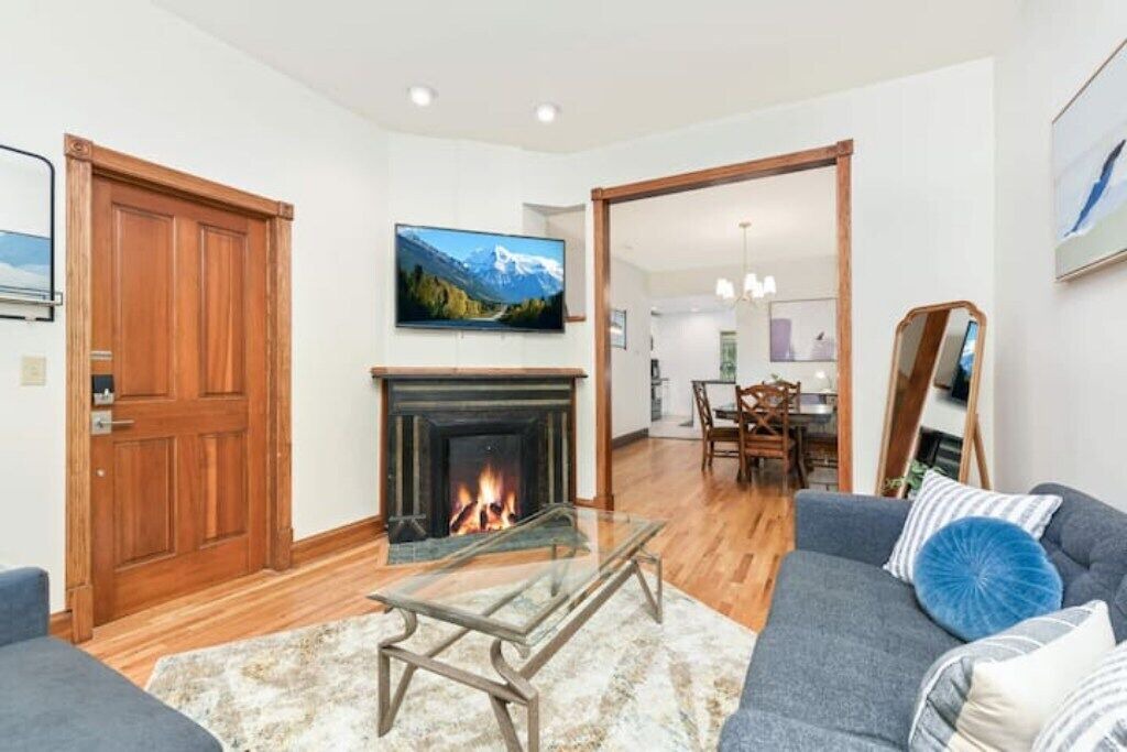 Photo of Livingroom in Summit - University
