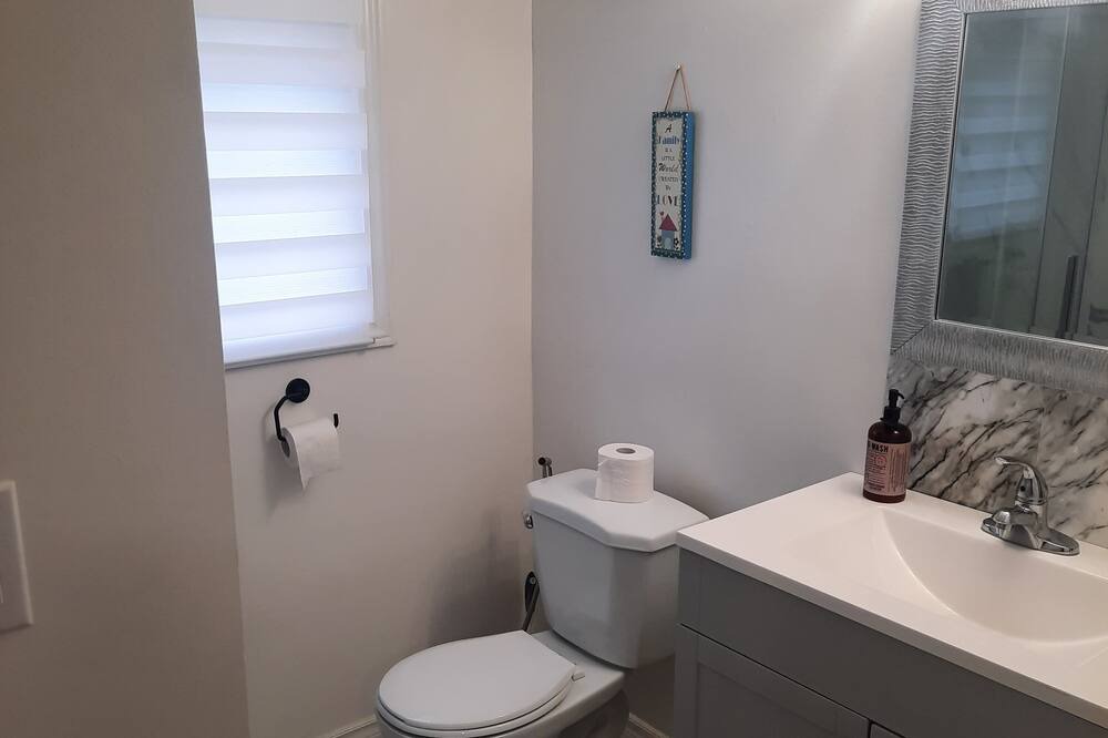 Photo of Bathroom in Lakeview