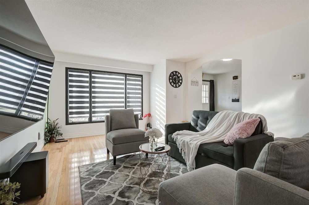 Photo of Livingroom in Markham