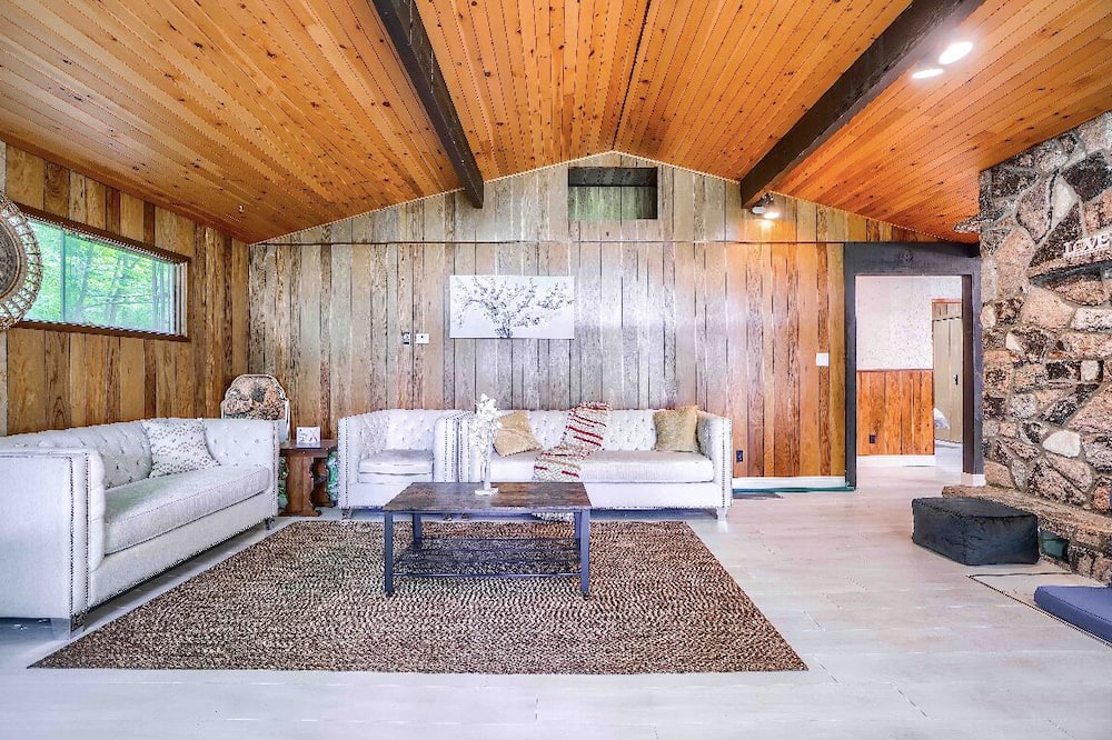 Photo of Livingroom in Coboconk