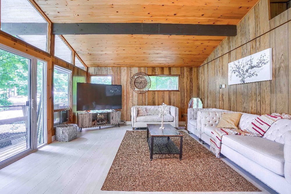 Photo of Livingroom in Coboconk