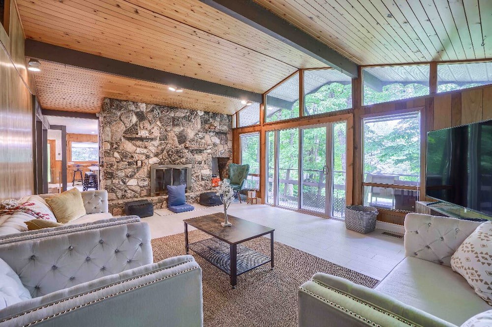 Photo of Livingroom in Coboconk