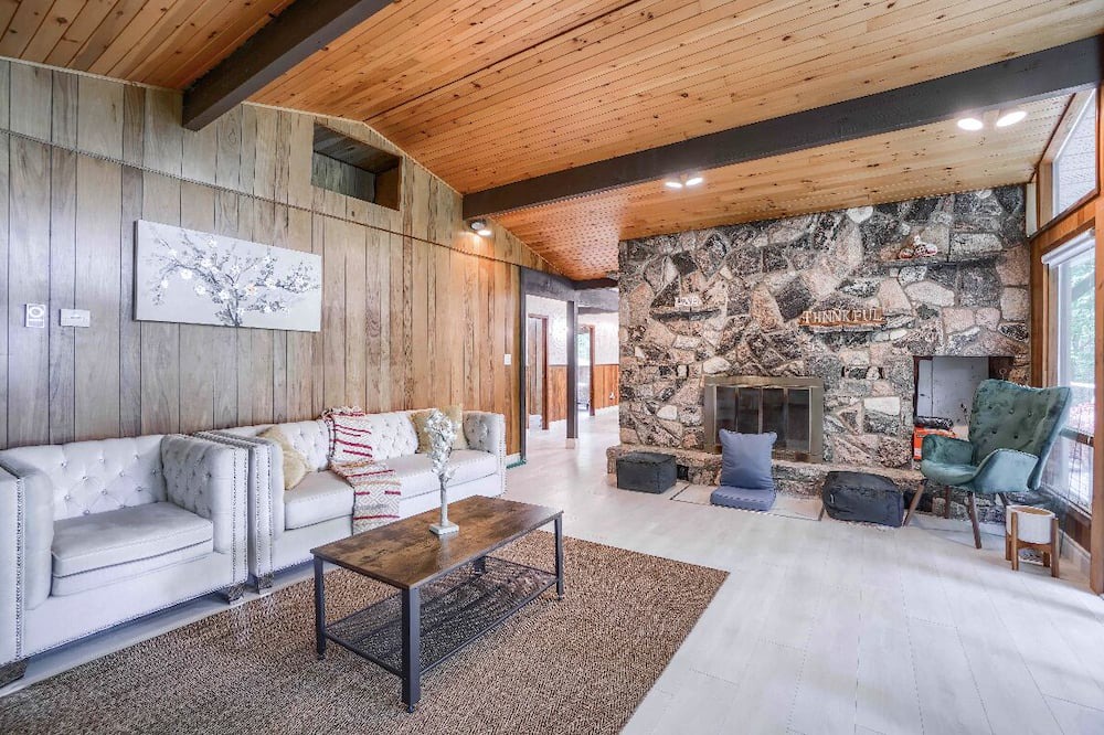Photo of Livingroom in Coboconk