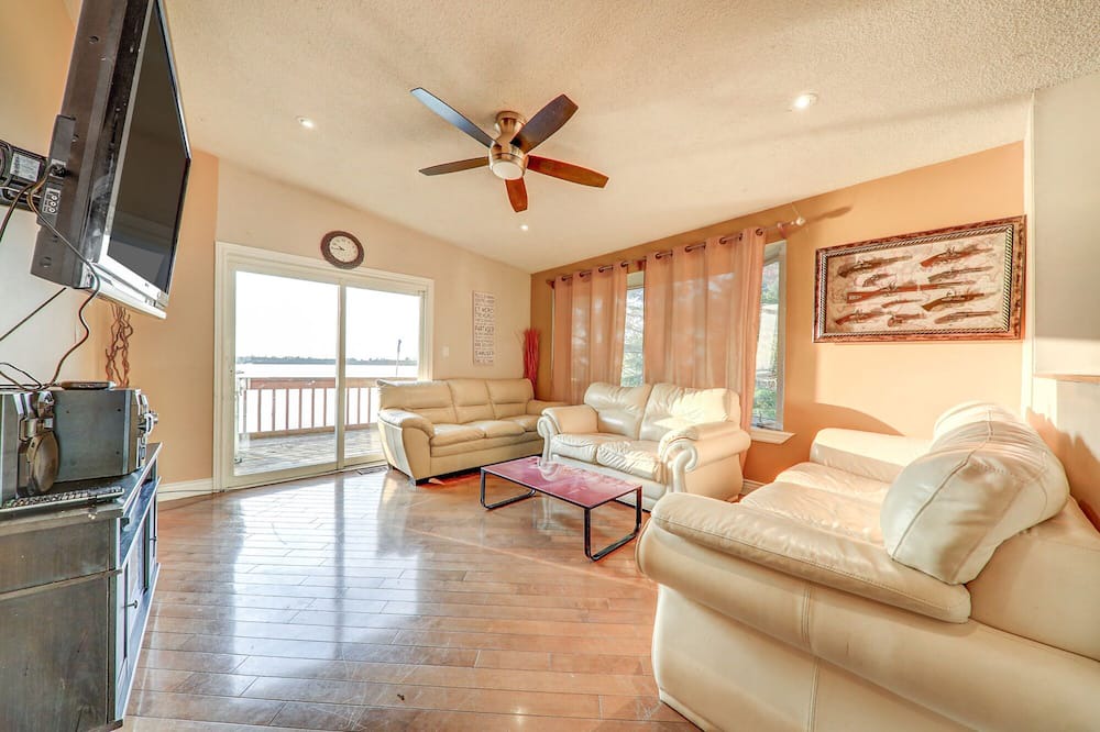 Photo of Livingroom in Scugog
