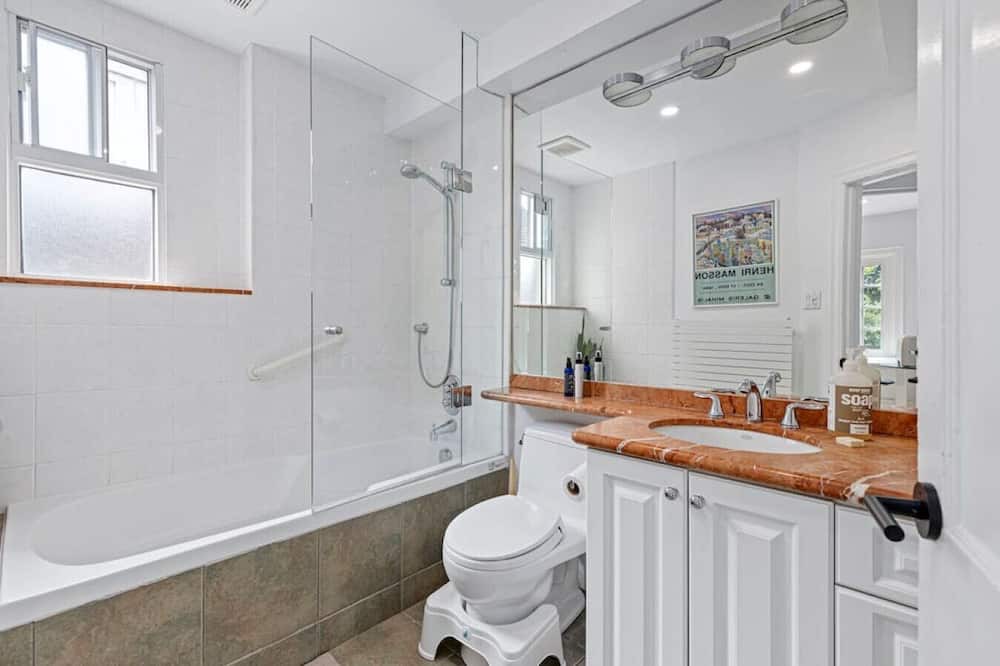 Photo of Bathroom in Humewood-Cedarvale