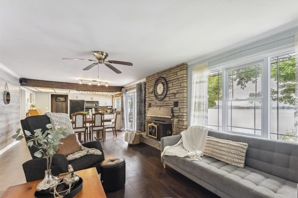 Photo of Livingroom in Centre Hastings