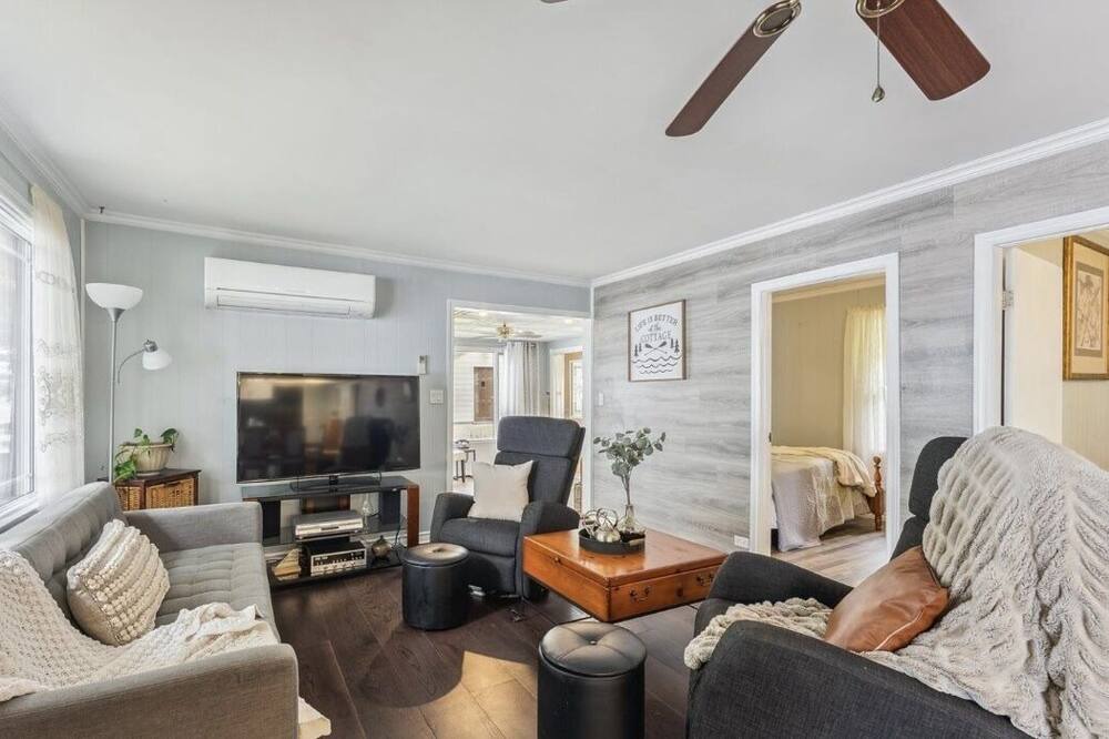 Photo of Livingroom in Centre Hastings