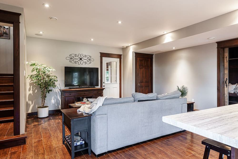 Photo of Livingroom in Perth East