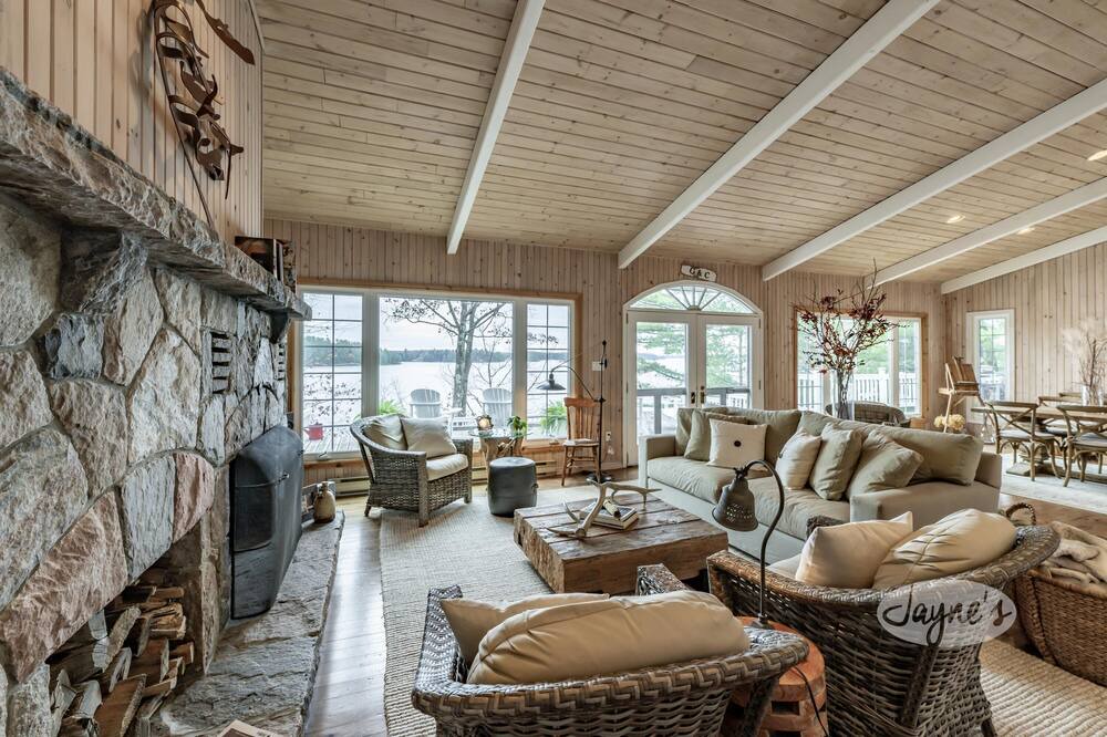 Photo of Livingroom in Muskoka Lakes