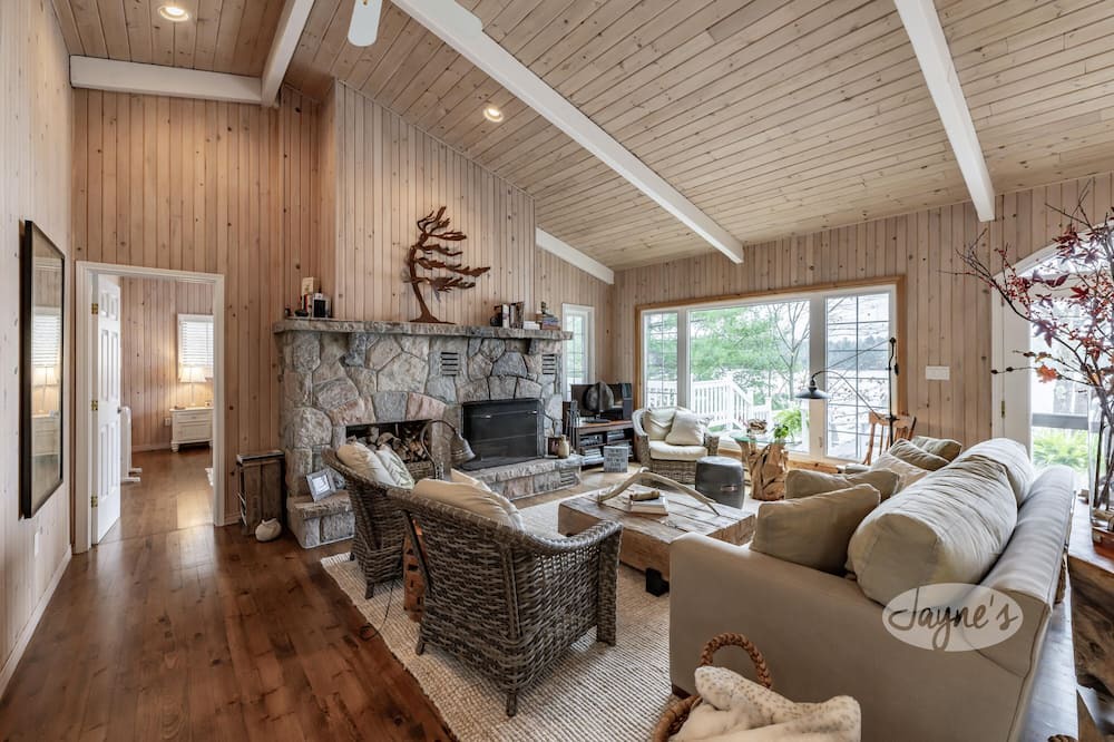 Photo of Livingroom in Muskoka Lakes