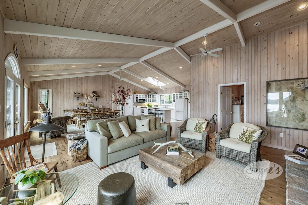 Photo of Livingroom in Muskoka Lakes
