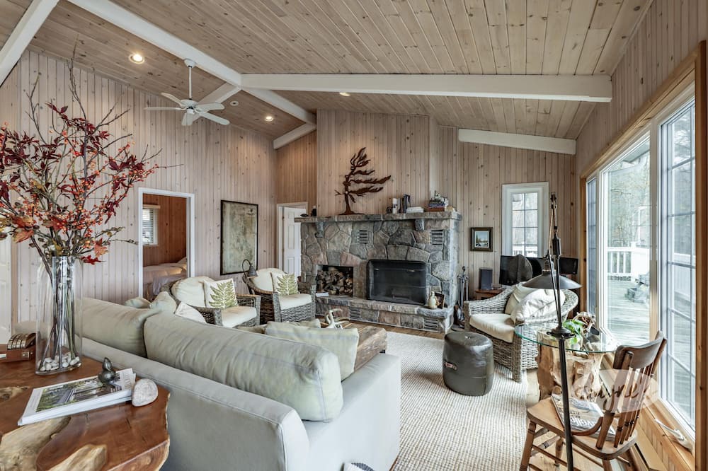 Photo of Livingroom in Muskoka Lakes