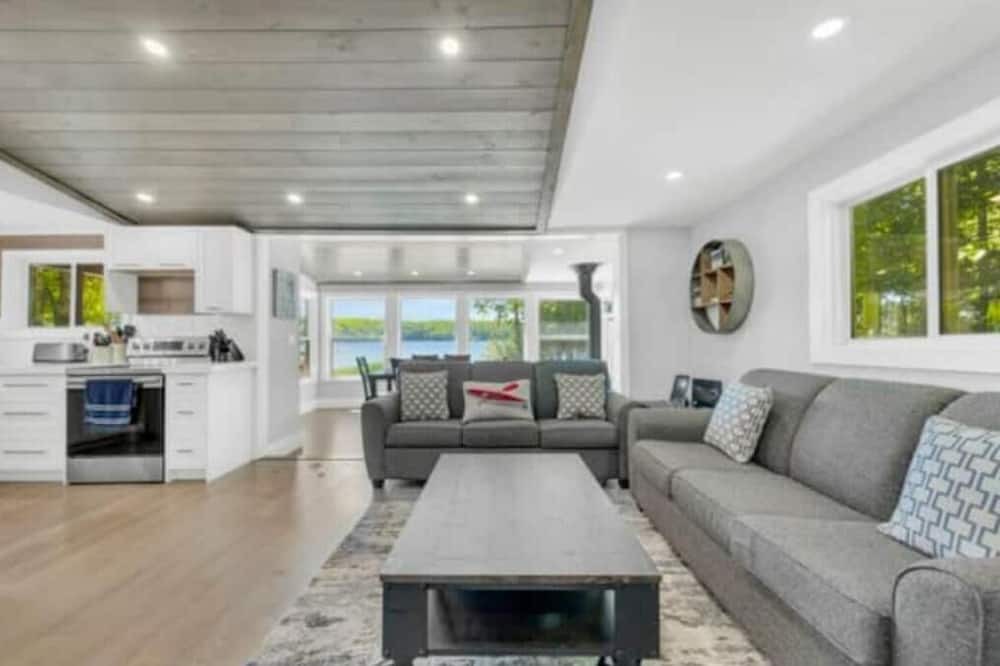 Photo of Livingroom in Centre Hastings