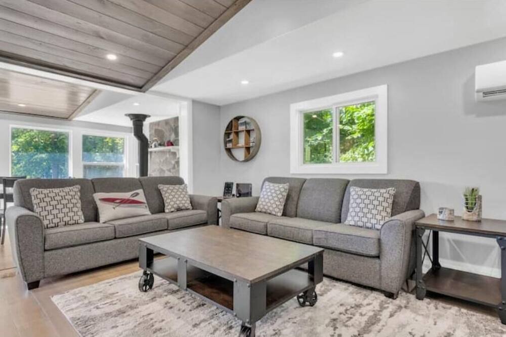 Photo of Livingroom in Centre Hastings