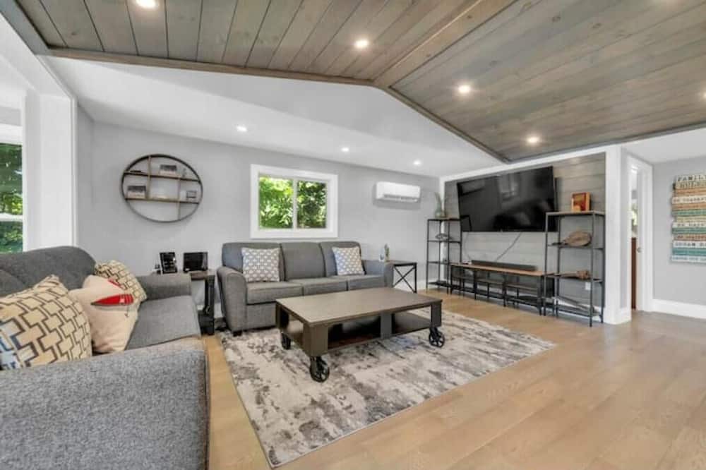 Photo of Livingroom in Centre Hastings