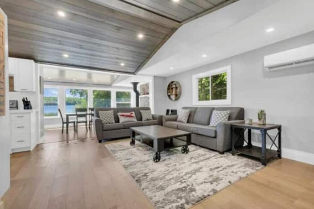 Photo of Livingroom in Centre Hastings