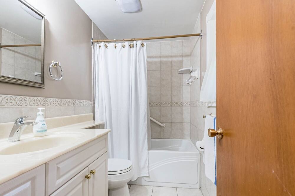 Photo of Bathroom in Clarkson-Lorne Park