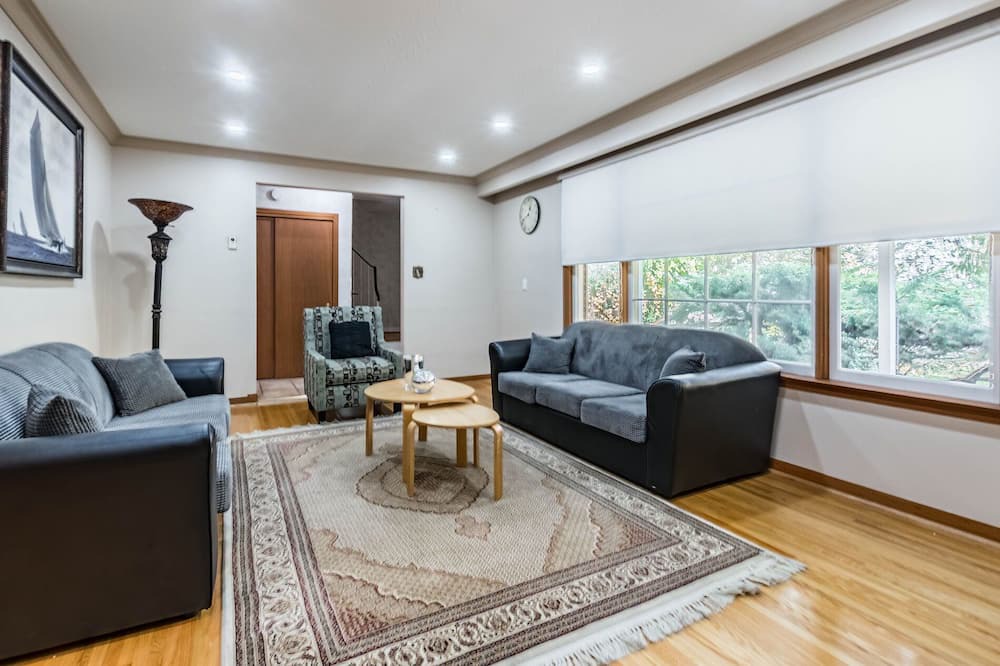 Photo of Livingroom in Clarkson-Lorne Park