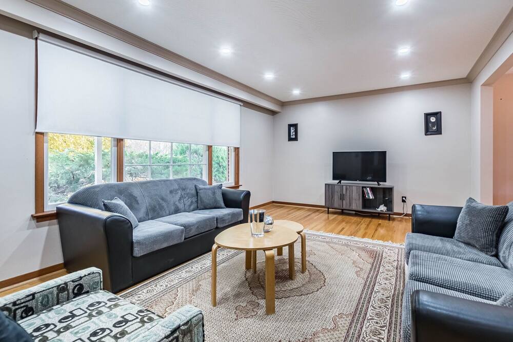 Photo of Livingroom in Clarkson-Lorne Park