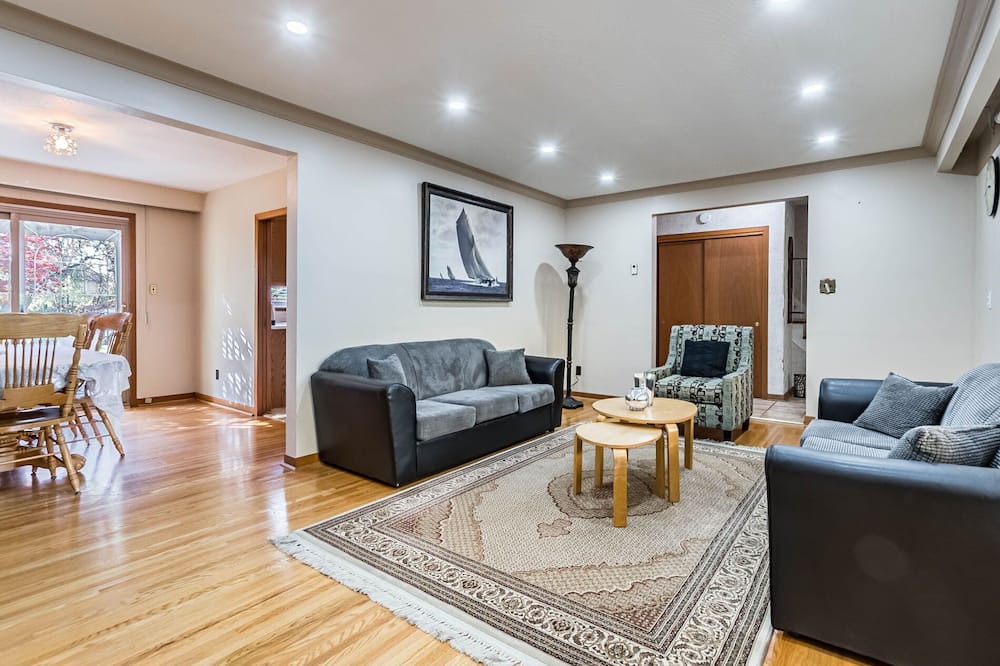 Photo of Livingroom in Clarkson-Lorne Park