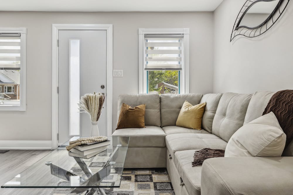 Photo of Livingroom in Lakeview