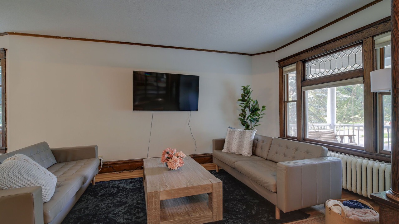 Photo of Livingroom in Summit - University