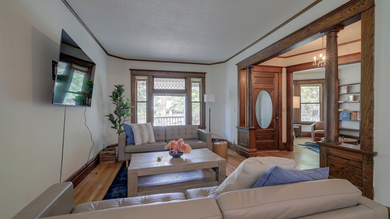 Photo of Livingroom in Summit - University