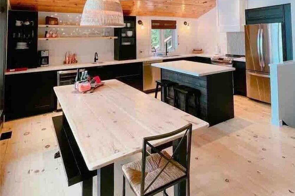 Photo of Kitchen in Dysart et al