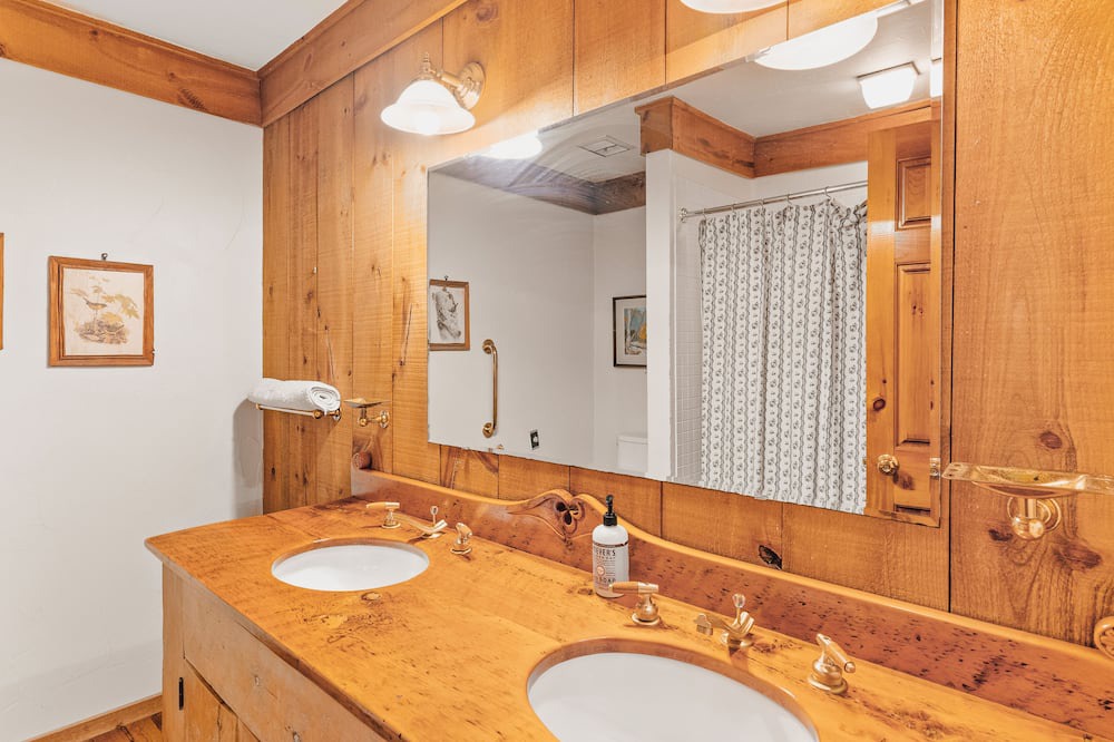 Photo of Bathroom in Dysart et al