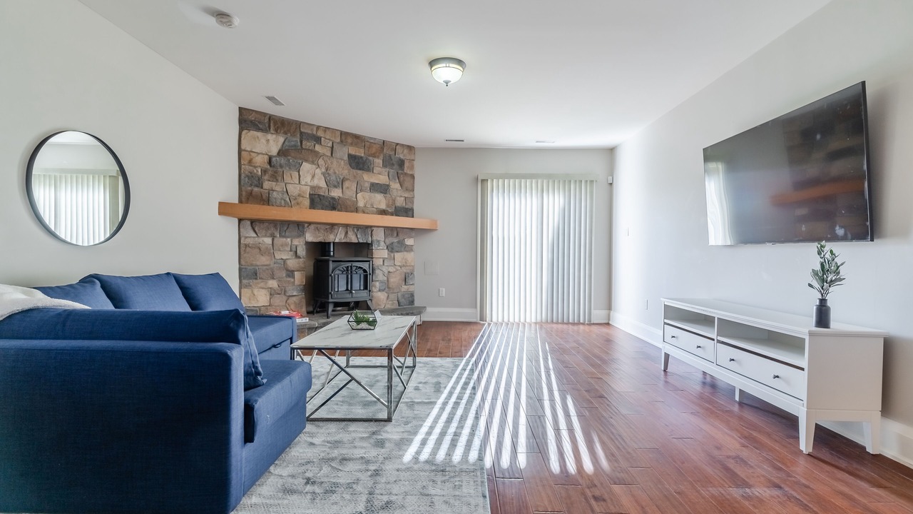 Photo of Livingroom in Mono