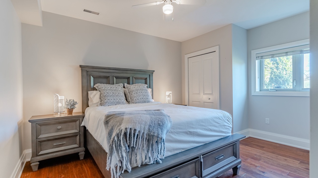 Photo of Bedroom in Mono