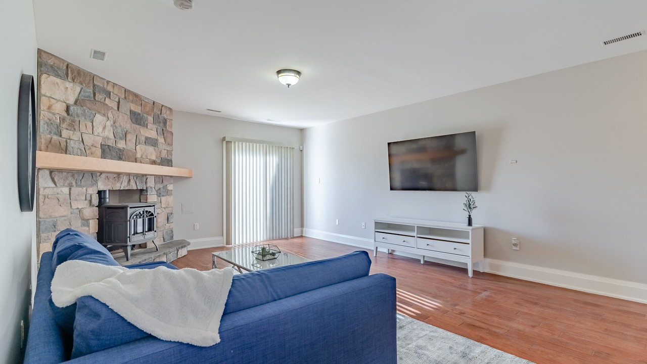 Photo of Livingroom in Mono